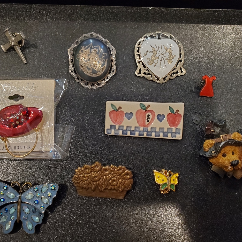 Lot of 10 brooches and pins